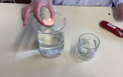 Encenem una espelma al fons d’un recipient amb aigua